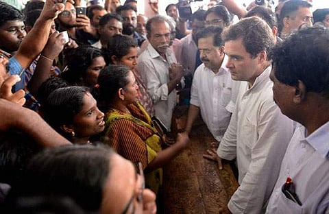 'കേരളം വിളിച്ചപ്പോള് സ്വന്തം വിഷമങ്ങള് മറന്ന് നിങ്ങള് ഇറങ്ങിവന്നു' ; മത്സ്യത്തൊഴിലാളികള് ദൈവത്തിന്റെ സ്വന്തം സേനയെന്ന് രാഹുല് ഗാന്ധി