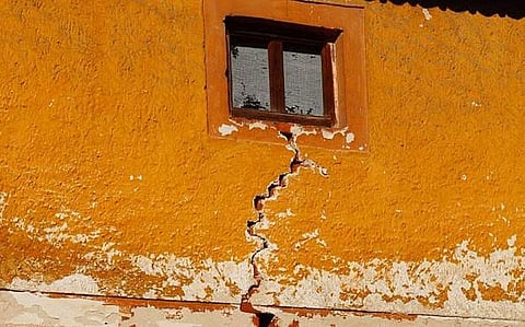 വലിയ ശബ്ദത്തില് വീടുകളുടെ ഭിത്തികളില് വിള്ളല് വീഴുന്നു; ഇടുക്കി നിവാസികളെ ഭീതിയിലാഴ്ത്തി അസാധാരണ വിള്ളലുകള്