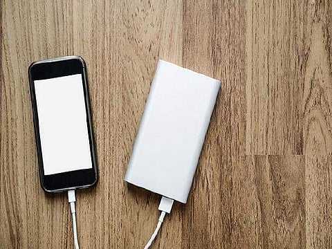 വിമാനത്താവളത്തിൽ സുരക്ഷാ ഉദ്യോഗസ്ഥരുമായി വാക്കേറ്റം; യാത്രക്കാരി വലിച്ചെറിഞ്ഞ പവർബാങ്ക് പൊട്ടിത്തെറിച്ച് സ്ഫോടനം