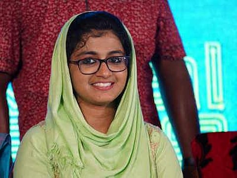 പാട്ടുപാടിയത് മന്ത്രിക്ക് ഇഷ്ടമായി: സ്കൂള് വിദ്യാര്ത്ഥിനിക്ക് സിനിമയില് പാടാന് അവസരം