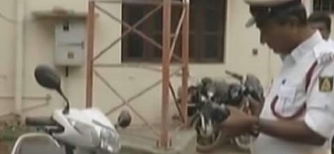 നിയമം തെറ്റിച്ച് ആക്ടീവ നിരത്തിലൂടെ വിലസി, 63,500 രൂപ പിഴയിട്ട് പൊലീസ്