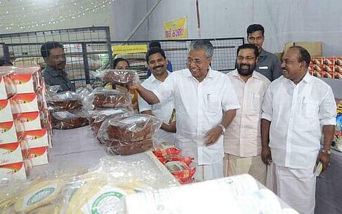 സ്കൂള് കുട്ടികള്ക്ക് അഞ്ച് കിലോ അരി, പഞ്ചസാരക്ക് കിലോ 22 രൂപ; ഓണക്കാലത്ത് 8000 പ്രത്യേക ചന്തകളുമായി സര്ക്കാര്