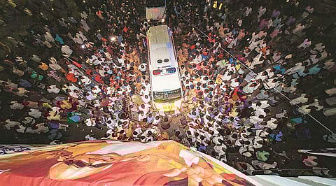 ത്രിവര്ണ പതാക പുതച്ച് കലൈഞ്ജര് രാജാജി ഹാളില്; അവസാനമായി കാണാന് ജനപ്രവാഹം