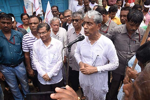 മുന്മുഖ്യമന്ത്രിക്ക് നേരെ ജലപീരങ്കി; നനഞ്ഞു കുളിച്ച് പ്രവര്ത്തകരെ അഭിസംബോധന ചെയ്ത് മണിക് ദാ (വീഡിയോ)