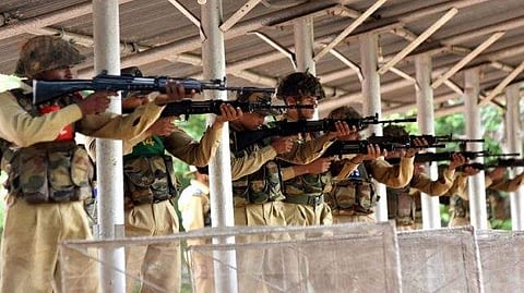 7000 കോടിയുടെ അത്യാധുനിക ആയുധം വാങ്ങാന് ഒന്നര ലക്ഷം സൈനികരെ വെട്ടിക്കുറയ്ക്കാന് ആലോചന