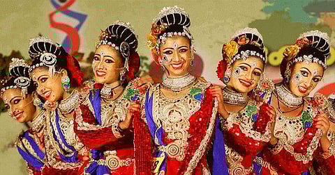 സംസ്ഥാന സ്കൂള് കലോത്സവം നടത്തും, ആര്ഭാടം ഒഴിവാക്കും; വിദ്യാര്ത്ഥികള്ക്ക് ഗ്രേസ് മാര്ക്ക് നഷ്ടമാക്കരുതെന്ന് മുഖ്യമന്ത്രി