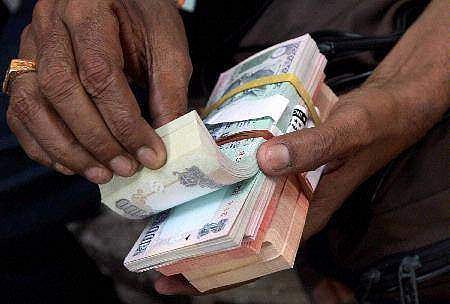 പ്രവാസികള്ക്ക് ചാകര, യുഎഇ ദിര്ഹം 20 രൂപയിലേക്ക്, കുവൈറ്റ് ദിനാര് 240; രൂപ വീണ്ടും താഴേക്ക്