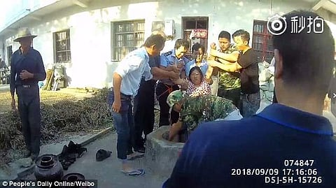 ആലോചിക്കാന് ഒട്ടും സമയമില്ലായിരുന്നു; തലകീഴായി കിണറ്റിലിറങ്ങി പൂര്ണ ഗര്ഭിണിയെ പുറത്തെത്തിച്ച് പൊലീസുകാരന്റെ സാഹസികത (വീഡിയോ)