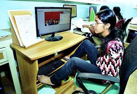 നിശ്ചയദാര്ഢ്യത്തിന് മുന്നില് വിലങ്ങുതടികളില്ല: ഇവള് കാറോടിക്കും, കാലുകള് കൊണ്ട്