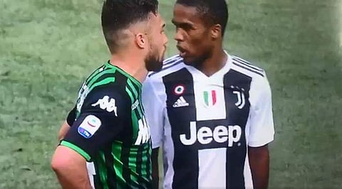 പരിധി വിട്ട് ഡഗ്ലസ് കോസ്റ്റ, എതിര് താരത്തിന്റെ വായില് തുപ്പി