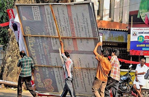 അനധികൃത ഫ്ലക്സ് ബോർഡുകൾ യുദ്ധകാലാടിസ്ഥാനത്തിൽ നീക്കം ചെയ്യാൻ ഹൈക്കോടതി നിർദേശം