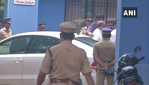 ബിഷപ്പിന്റെ മറുപടികള് തൃപ്തികരമല്ലെന്ന് അന്വേഷണസംഘത്തിന്റെ വിലയിരുത്തല് ; ഫ്രാങ്കോ മുളയ്ക്കലിനെ ചോദ്യം ചെയ്യുന്നത് തുടരുന്നു, അറസ്റ്റിന് സാധ്യത