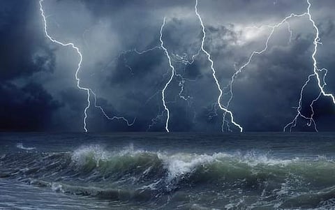 മഴ, കടൽക്ഷോഭം; താഴ്ന്ന പ്രദേശങ്ങളിൽ വെള്ളം പൊങ്ങാൻ സാധ്യത; ജാഗ്രത വേണമെന്ന് മുന്നറിയിപ്പ്