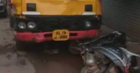 ഡെപ്യൂട്ടി തഹസില്ദാരെ ലോറിയിടിപ്പിച്ച് കൊലപ്പെടുത്താന് മണല് മാഫിയ ശ്രമം;തഹസില്ദാരുടെ വാഹനം ഇടിച്ചുതെറിപ്പിച്ചു