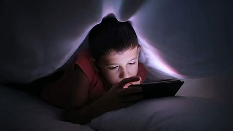 സ്മാര്ട്ട് ഫോണ് ഉപയോഗിക്കുന്നവര് കരുതിയിരിക്കുക; നീല വെളിച്ചം കണ്ണിന് വില്ലനായി മാറാം