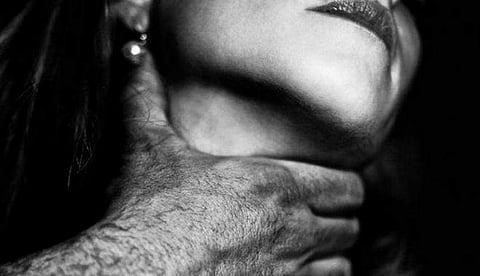 സമയത്ത് ഭക്ഷണം നല്കിയില്ല; ഭര്ത്താവ് ഭാര്യയെ കഴുത്തുഞെരിച്ച് കൊന്നു