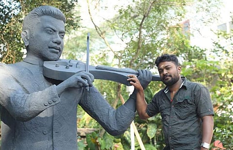 ഒരിക്കല് പോലും കണ്ടിട്ടില്ല; എന്നും കണികാണാം; വീടിന്റെ മുറ്റത്ത് ബാലഭാസ്കറിന്റെ ശില്പ്പം ഒരുക്കി യുവാവ്