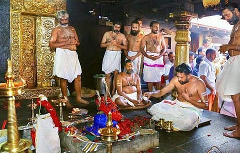 തന്ത്രിയാവാന് ആളില്ല; രാജീവരെ മാറ്റാന് ദേവസ്വം ബോര്ഡ്, 19 പേരുടെ പട്ടിക തയാറാക്കി, സ്ഥാനമേല്ക്കാനില്ലെന്ന് പട്ടികയിലുള്ളവര്