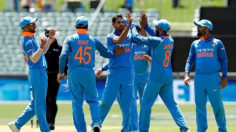 അഡ്ലെയ്ഡ് ഏകദിനം; ഓസീസിന്റെ ഓപ്പണര്മാര് മടങ്ങി, സിഡ്നിയിലേത് ആവര്ത്തിക്കാന് മധ്യനിര