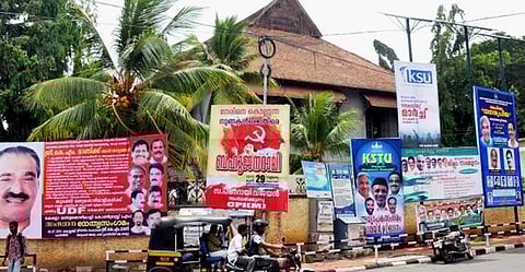 ഭരണകക്ഷിയുടെ ഫ്ലക്സ് ബോർഡ് തന്നെ സെക്രട്ടേറിയറ്റിൽ ; ഫ്ലക്സ് നിരോധനം സർക്കാർ തന്നെ അട്ടിമറിക്കുന്നു ; രൂക്ഷ വിമർശനവുമായി ഹൈക്കോടതി