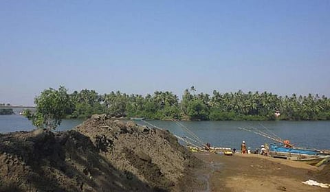 ആലപ്പാട് ഖനനം : മുഖ്യമന്ത്രി വിളിച്ച ഉന്നതതല യോഗം വൈകീട്ട് ; ഖനനത്തിനെതിരായ ഹർജി ഇന്ന് ഹരിത ട്രൈബ്യൂണലിൽ