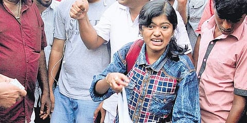 ഹനാന് വീണ്ടും അപകടം; കാറിന്റെ ഡോര് ഇടിച്ച് തലയ്ക്ക് പരിക്ക്, ആശുപത്രിയില്