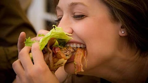 ബര്ഗറും പീറ്റ്സയും കണ്ടാല് കണ്ട്രോള് പോകുമോ? കൊതി അടക്കാന് പുതിയ വഴിയുണ്ട്