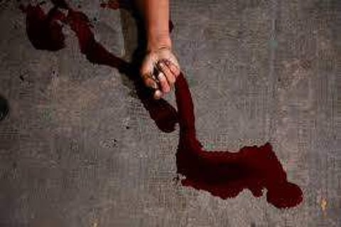 കോടതി വളപ്പിലിട്ട് സിപിഎം നേതാവിനെ വെട്ടി