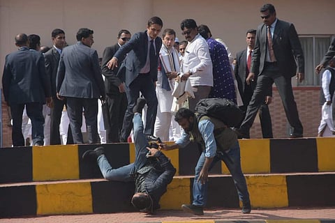 നില തെറ്റി, തലകുത്തി ഫോട്ടോഗ്രാഫര് താഴേക്ക്, കൈപിടിച്ചുയര്ത്തി രാഹുല്; കൈയടി