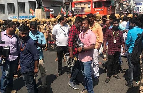 മാധ്യമങ്ങള്ക്കു നേരെ വ്യാപക അക്രമം, റിപ്പോര്ട്ടിങ് നിര്ത്തിവച്ചു, ബഹിഷ്കരിക്കാന് ആഹ്വാനം