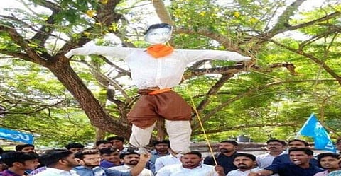 ഗോഡ്സെയെ പരസ്യമായി തൂക്കിലേറ്റി കെഎസ്യുവിന്റെ പകവീട്ടല്; ഹിന്ദുമഹാസഭയ്ക്ക് എതിരെ പ്രതിഷേധം കനക്കുന്നു