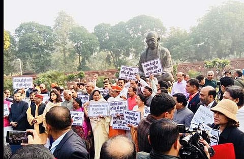മുരളീധരന്റെ വീടിനു നേരെ ആക്രമണം; പ്രതിഷേധവുമായി ബിജെപി എംപിമാര് പാര്ലമെന്റിനു മുന്നില്