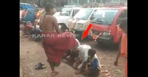 ഭക്തര്ക്ക് തലയില് കാല്വെച്ച് അനുഗ്രഹം; പിന്നാലെ ഒരു ചവിട്ട്; പൂജാരിയുടെ വൈറല് വീഡിയോ