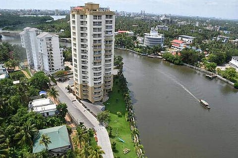 മരടിലെ ഫ്ലാറ്റുകള് പൊളിക്കാന് കമ്പനികള്ക്ക് കൈമാറി; പരിശോധന നടത്തി സര്വത്തെ