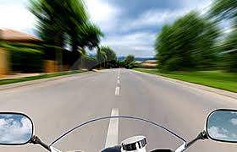 മദ്യലഹരിയില് സഞ്ചാരം, ഇരുചക്രവാഹനത്തില് നിന്ന് യുവതികള് തെറിച്ചുവീണു, പൊലീസ് കേസ്