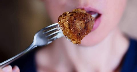 മദ്യലഹരിയില് വെജിറ്റേറിയന് പെണ്കുട്ടിയെ ചിക്കന് നഗെറ്റ്സ് കഴിപ്പിച്ചു; യുവാക്കള്ക്കെതിരെ പരാതി