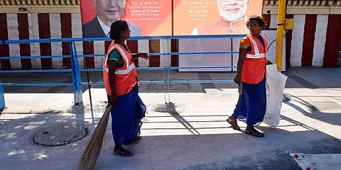 വൃത്തിയും വെടിപ്പുമായി മഹാബലിപുരം തിളങ്ങുന്നു; പക്ഷേ, യഥാര്ത്ഥ ഹീറോകളായ ഈ മനുഷ്യര്ക്ക് ഒരു മാസമായി നയാപൈസ ലഭിച്ചിട്ടില്ല