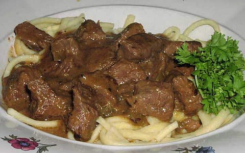 പന്നിയിറച്ചി ഓര്ഡര് ചെയ്തു, വിളമ്പിയത് പോത്തിറച്ചി; വെയിറ്റര്ക്ക് നേരെ പ്ലേറ്റ് വലിച്ചെറിഞ്ഞു; പ്രതിഷേധവുമായി ഡിവൈഎഫ്ഐ