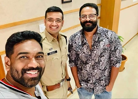 യതീഷ് ചന്ദ്ര സിനിമാ നടനായോ?: ജയസൂര്യയ്ക്കൊപ്പമുള്ള സെല്ഫിക്ക് പിന്നിലെ രഹസ്യമിതാണ്