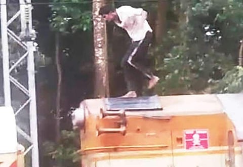 മലപ്പുറത്ത് ട്രെയിനിന് മുകളില് കയറി യുവാവിന്റെ ആത്മഹത്യാഭീഷണി: മുള്മുനയില് യാത്രക്കാര്