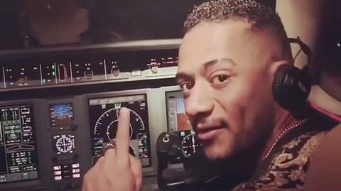 സിനിമാനടന് കോക്പിറ്റില് കയറി സെല്ഫിയെടുത്തു; പൈലറ്റിന്റെ പണി പോയി: ആജീവനാന്ത വിലക്ക്