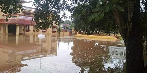 കര്ണാടകയില് ദുരിതപ്പെയ്ത്; അഞ്ചുമരണം, കോടികളുടെ നാശനഷ്ടം, ജനവാസകേന്ദ്രങ്ങള് വെളളത്തില് ( വീഡിയോ)