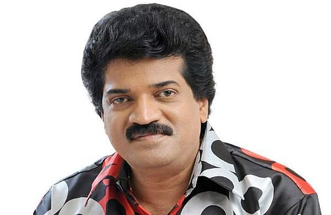 സമാന കേസുകളില് പ്രതികളെ അറസ്റ്റ് ചെയ്യുമ്പോള് ഇതില് മാത്രം എന്താണ് പ്രത്യേകത?; എം ജി ശ്രീകുമാറിന്റെ കായല് കയ്യേറ്റ കേസില് വിജിലന്സിനെതിരെ കോടതി