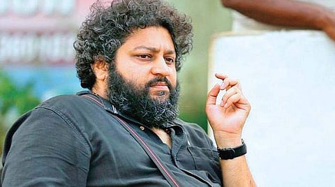 'ടോർച്ച് അടിക്കുമ്പോൾ കൃത്യം കൊറോണയുടെ കണ്ണിൽ നോക്കി അടിക്കണം'; പരിഹാസവുമായി ലിജോ ജോസ്