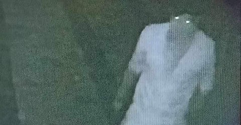 പുലര്ച്ചെ മതില് ചാടി കടന്ന് ബാറിനകത്ത്; 117 കുപ്പി ബിയറുമായി മുങ്ങി; കൊല്ലത്തെ യുവാവിനെ പൊലീസ് വെറുതെ വിട്ടു; വിവാദം