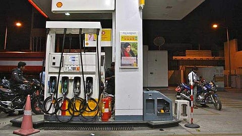 പെട്രോള് പമ്പിലേക്ക് കാര് 'പറന്നുകയറി'; വന് ദുരന്തം ഒഴിവായത് തലനാരിഴയ്ക്ക്, വീഡിയോ