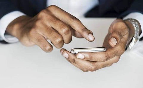 വാഹനപരിശോധനക്കിടെ നമ്പറുകള് കൈക്കലാക്കി; സ്ത്രീകള്ക്ക് സ്ഥിരമായി അശ്ലീലസന്ദേശം, പൊലീസ് ഉദ്യോഗസ്ഥന് സസ്പെന്ഷന്