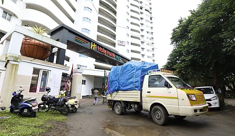 മരട് ഫ്ളാറ്റ്: സമയപരിധി അവസാനിച്ചു, ഒഴിഞ്ഞത് 243 ഉടമകൾ, ഒഴിയാനുളളത് 83 കുടുംബങ്ങൾ; സാധനങ്ങൾ മാറ്റുന്നത് പുരോഗമിക്കുന്നു