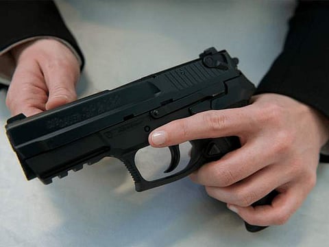 കൊലക്കേസ് പ്രതികളെ വെറുതെ വിട്ടതായി വിധി പ്രഖ്യാപനം; പിന്നാലെ കോടതി മുറിയില് വച്ച് സ്വയം വെടിയുതിര്ത്ത് ജഡ്ജി; ഞെട്ടല്