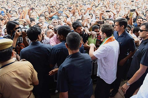 ബന്ദിപ്പൂര് വനപാതയിലെ യാത്രാനിരോധനത്തിന് എതിരെ സമരം നടത്തുന്നവരെ കാണാന് വയനാട് എംപി രാഹുല് ഗാന്ധി എത്തിയപ്പോള്